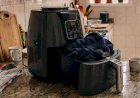 Mulher surta, invade casa do ex, agride casal e coloca casaco para queimar em air fryer