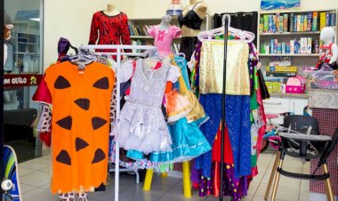 Carnaval que cabe no bolso: bazar da AACC/MS tem itens para a folia a partir de R$ 8