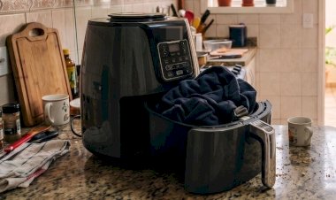 Mulher surta, invade casa do ex, agride casal e coloca casaco para queimar em air fryer