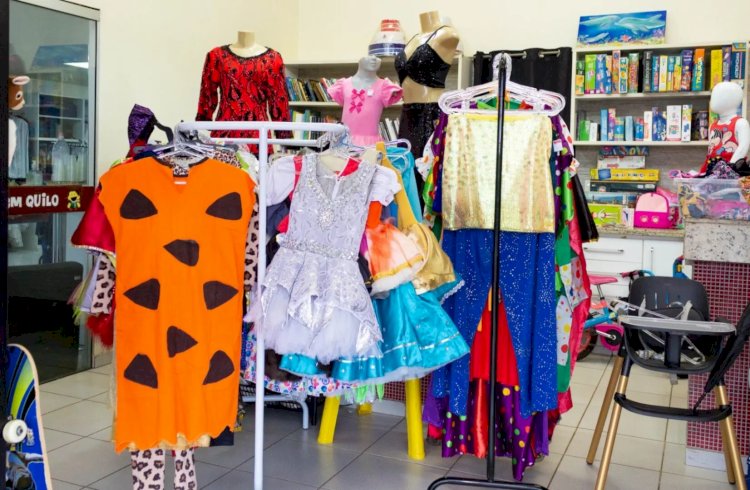 Carnaval que cabe no bolso: bazar da AACC/MS tem itens para a folia a partir de R$ 8